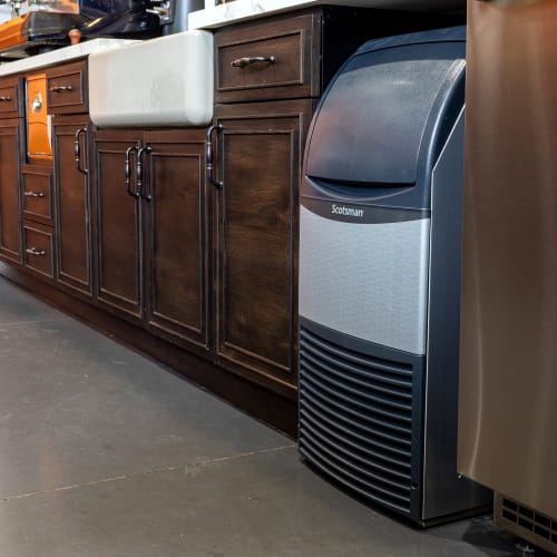 Scotsman CU0715MAX-1 15"W Full Cube Undercounter Ice Machine - 80 lbs/day, Air Cooled, Gravity Drain, 115v