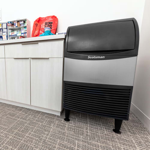 Scotsman CU0920MAX-1 20"W Full Cube Undercounter Ice Machine - 100 lbs/day, Air Cooled, Gravity Drain, 115v