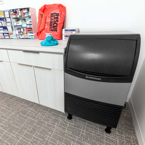 Scotsman CU0920MAX-1 20"W Full Cube Undercounter Ice Machine - 100 lbs/day, Air Cooled, Gravity Drain, 115v